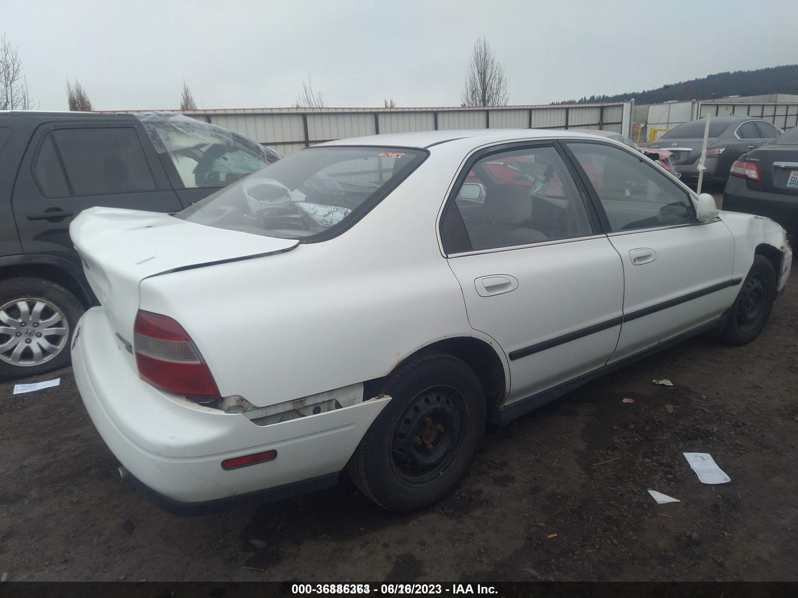 Photo 3 VIN: 5TDBY67A58S001303 - HONDA ACCORD 