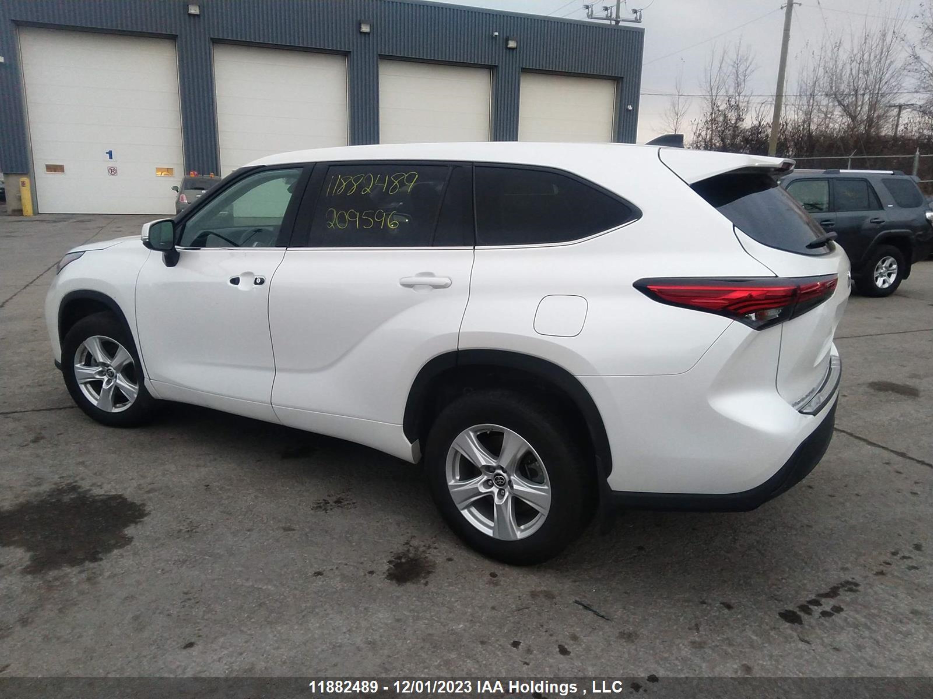 Photo 2 VIN: 5TDBZRBH3NS209596 - TOYOTA HIGHLANDER 