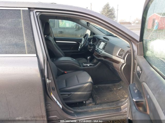 Photo 4 VIN: 5TDBZRFH0JS882852 - TOYOTA HIGHLANDER 