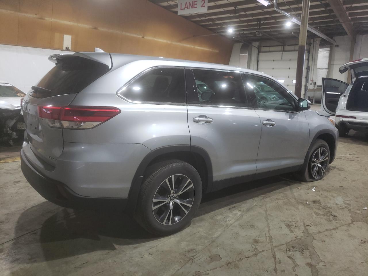 Photo 2 VIN: 5TDBZRFH0KS927628 - TOYOTA HIGHLANDER 