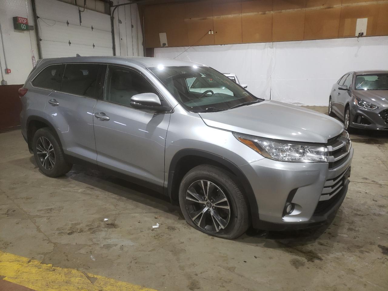 Photo 3 VIN: 5TDBZRFH0KS927628 - TOYOTA HIGHLANDER 