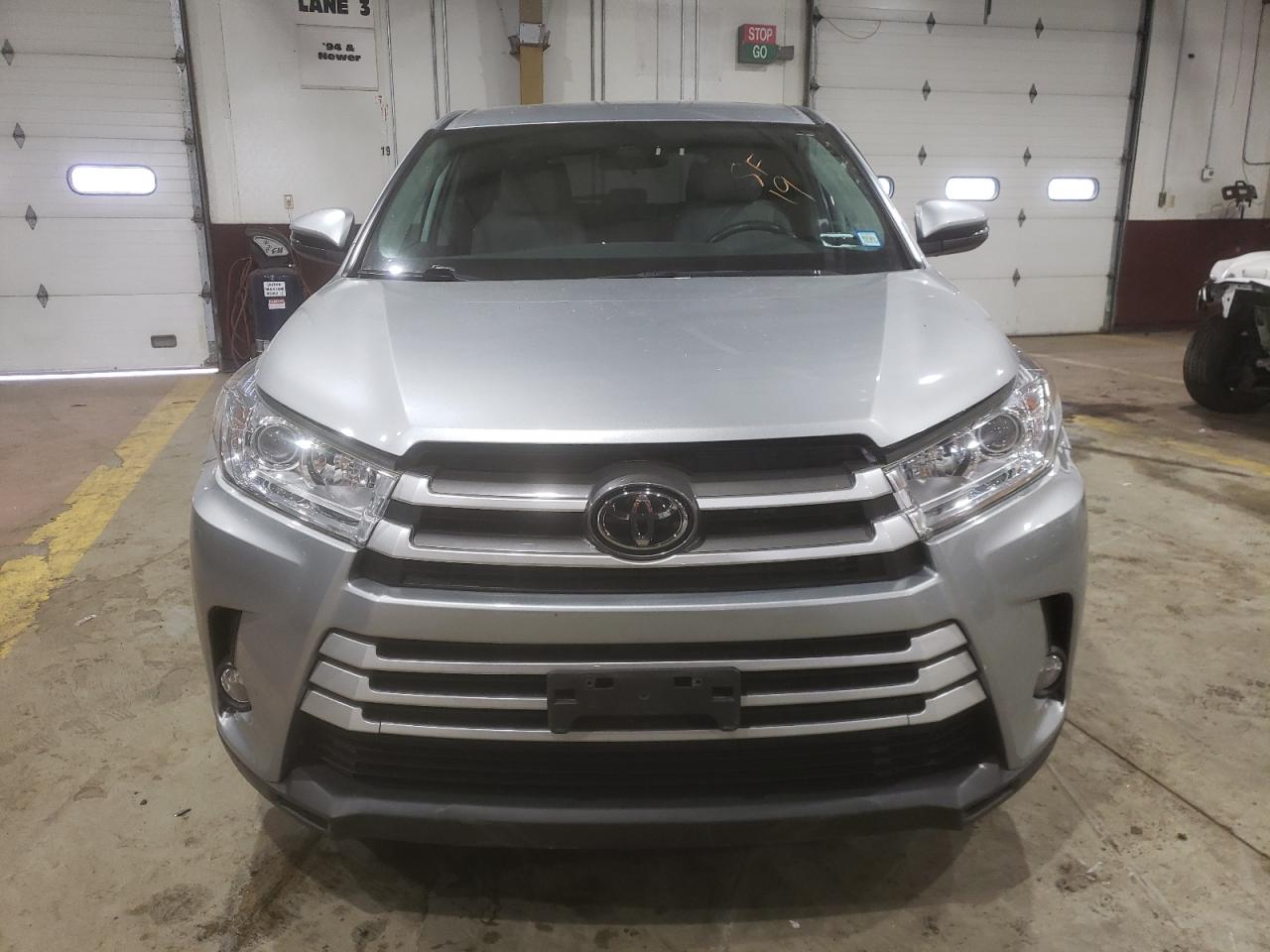 Photo 4 VIN: 5TDBZRFH0KS927628 - TOYOTA HIGHLANDER 