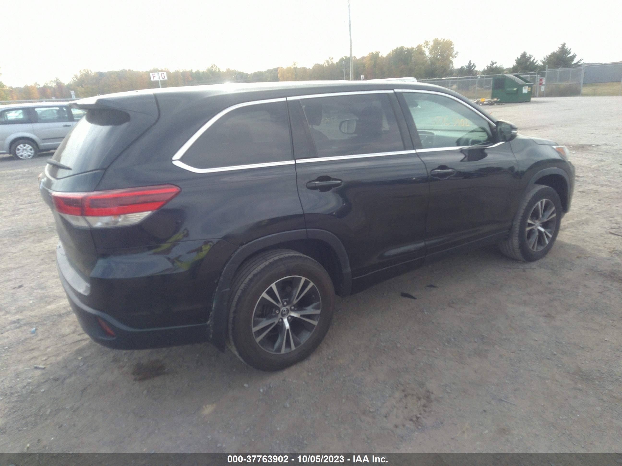 Photo 3 VIN: 5TDBZRFH2KS729035 - TOYOTA HIGHLANDER 