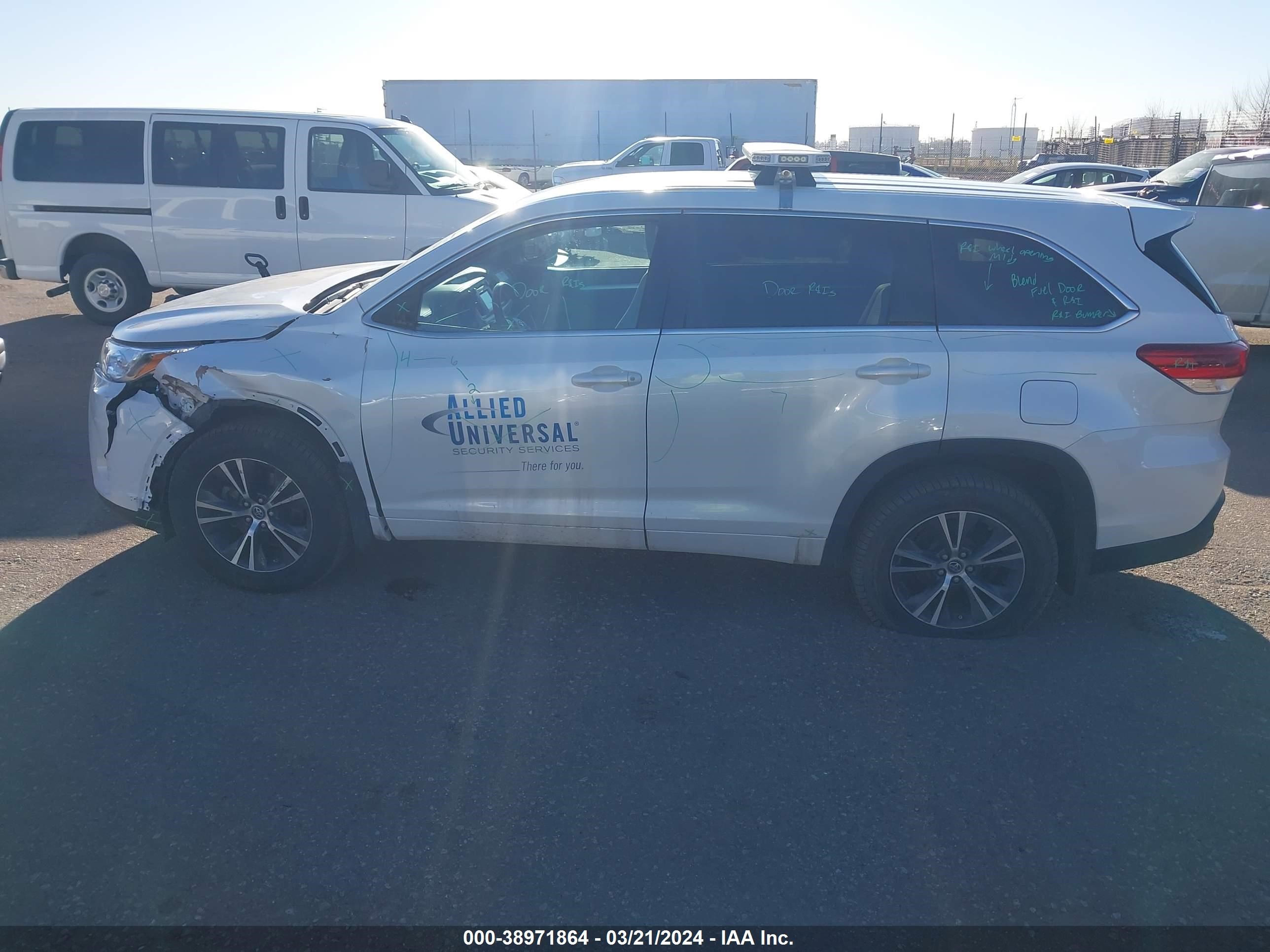 Photo 13 VIN: 5TDBZRFH5HS369929 - TOYOTA HIGHLANDER 