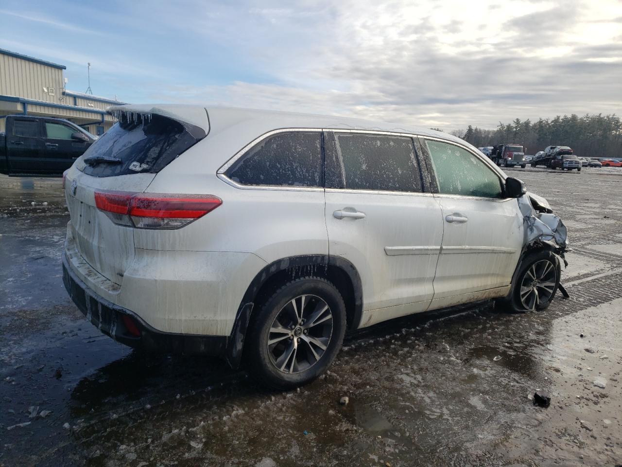 Photo 2 VIN: 5TDBZRFH5JS881339 - TOYOTA HIGHLANDER 