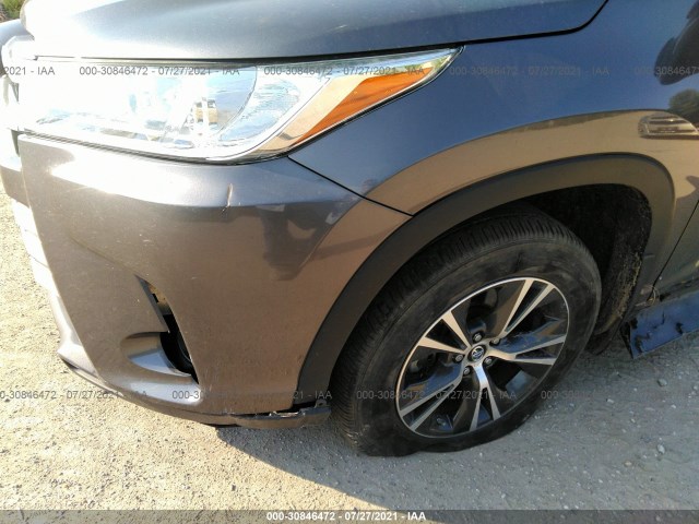 Photo 5 VIN: 5TDBZRFH7JS889796 - TOYOTA HIGHLANDER 