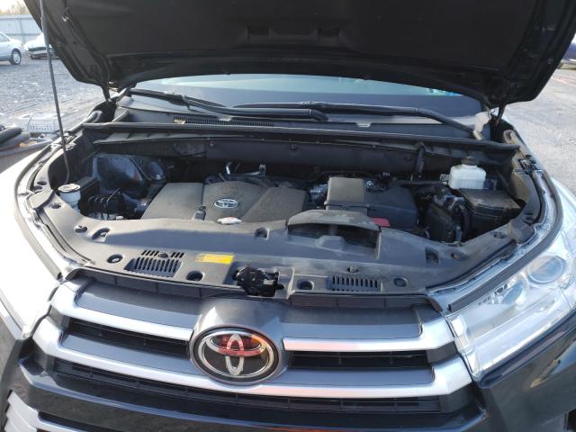 Photo 6 VIN: 5TDBZRFH8JS884896 - TOYOTA HIGHLANDER 