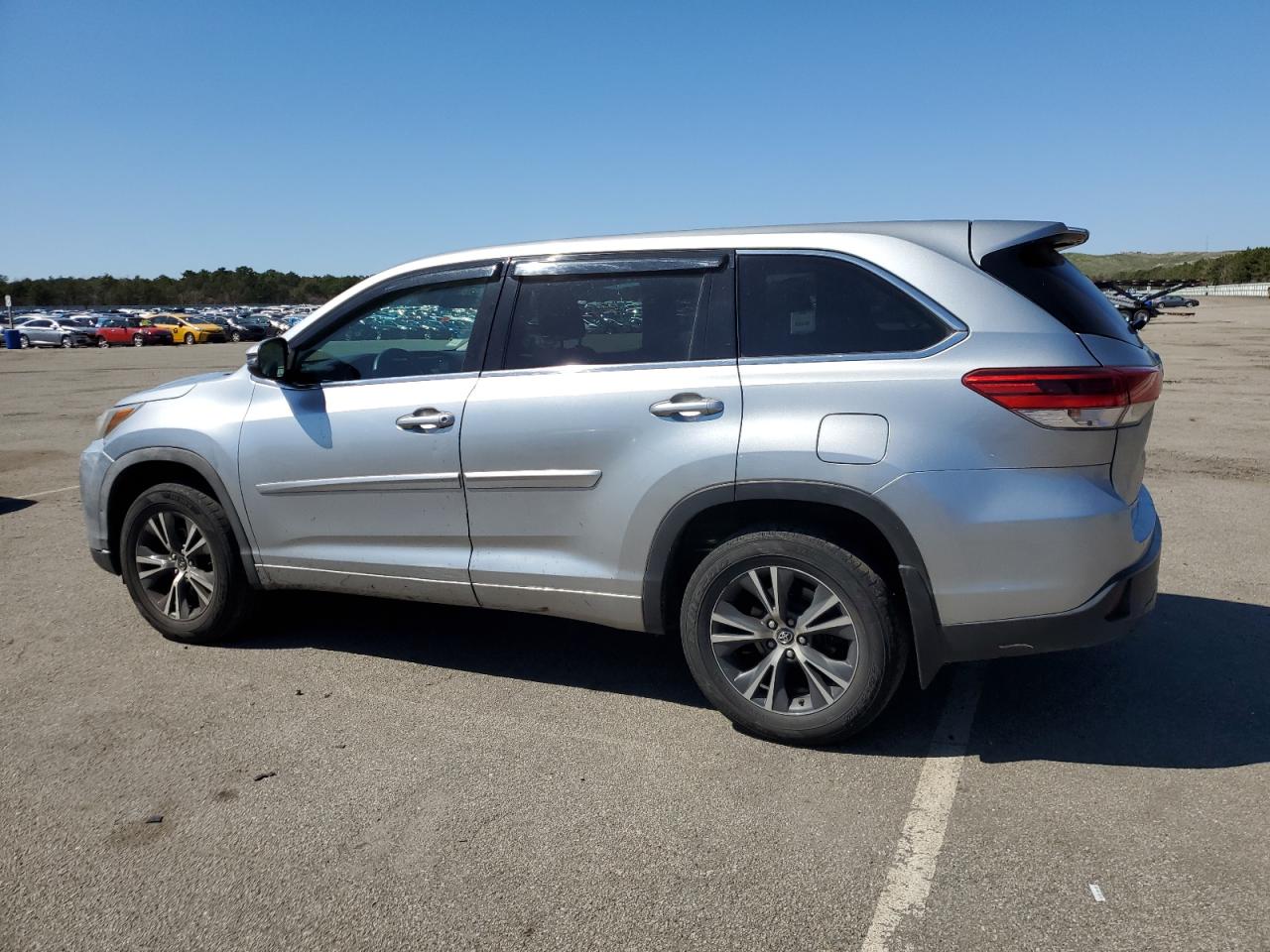 Photo 1 VIN: 5TDBZRFH9JS870960 - TOYOTA HIGHLANDER 