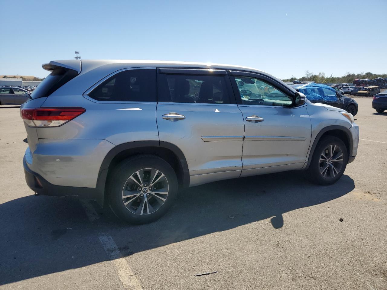 Photo 2 VIN: 5TDBZRFH9JS870960 - TOYOTA HIGHLANDER 