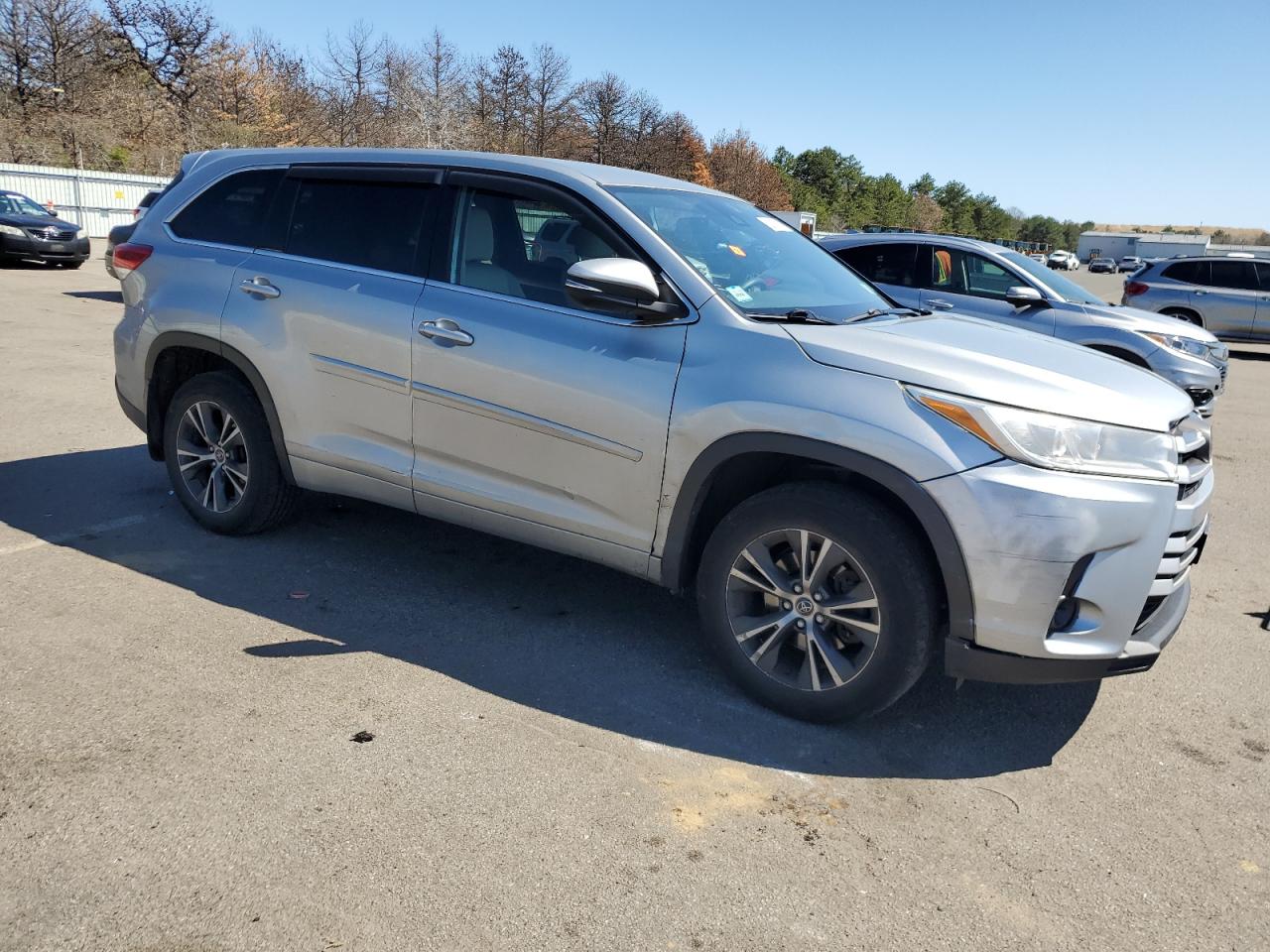 Photo 3 VIN: 5TDBZRFH9JS870960 - TOYOTA HIGHLANDER 