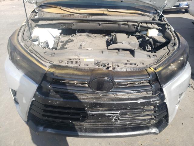 Photo 6 VIN: 5TDBZRFH9KS745362 - TOYOTA HIGHLANDER 