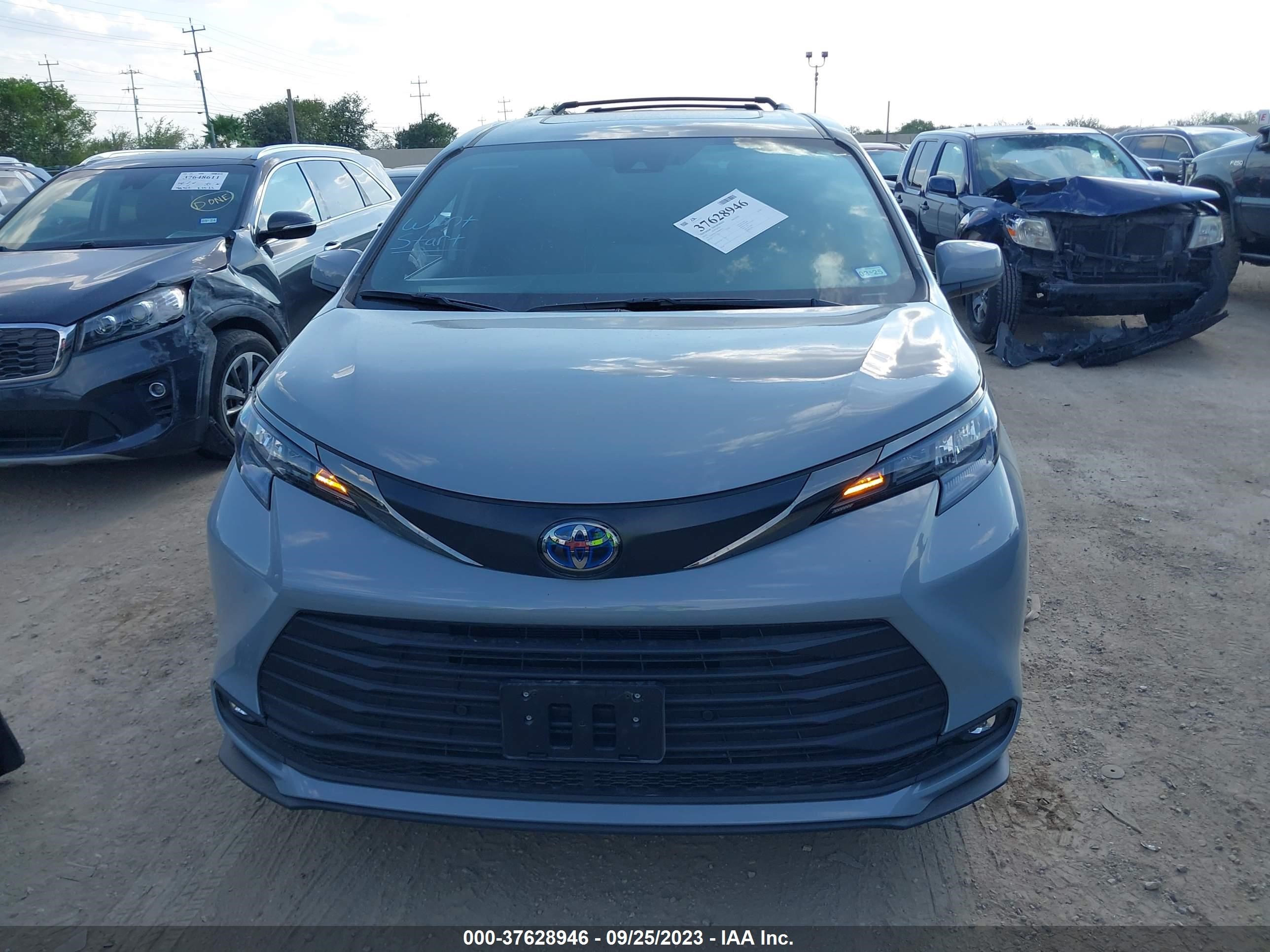 Photo 12 VIN: 5TDCSKFC0PS085613 - TOYOTA SIENNA 