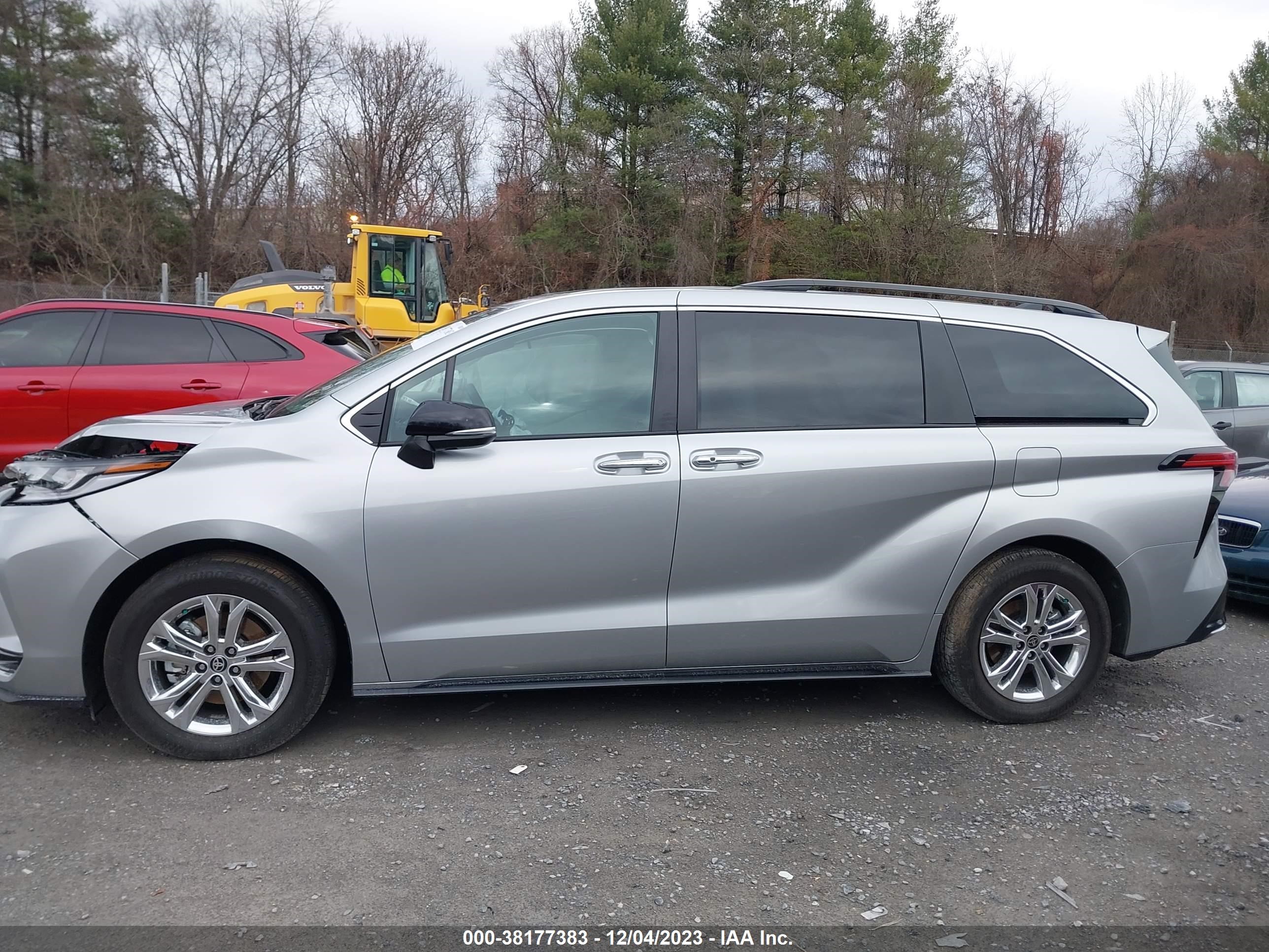 Photo 13 VIN: 5TDCSKFC9PS086999 - TOYOTA SIENNA 