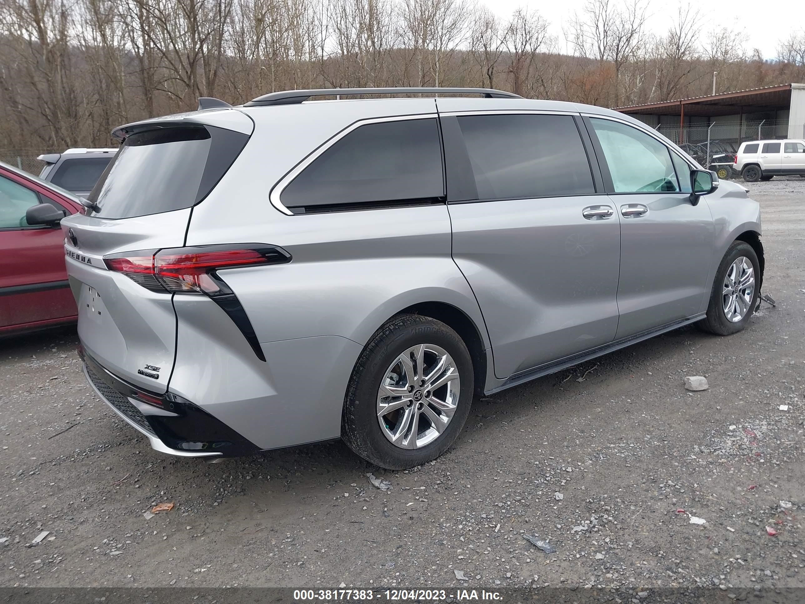 Photo 3 VIN: 5TDCSKFC9PS086999 - TOYOTA SIENNA 