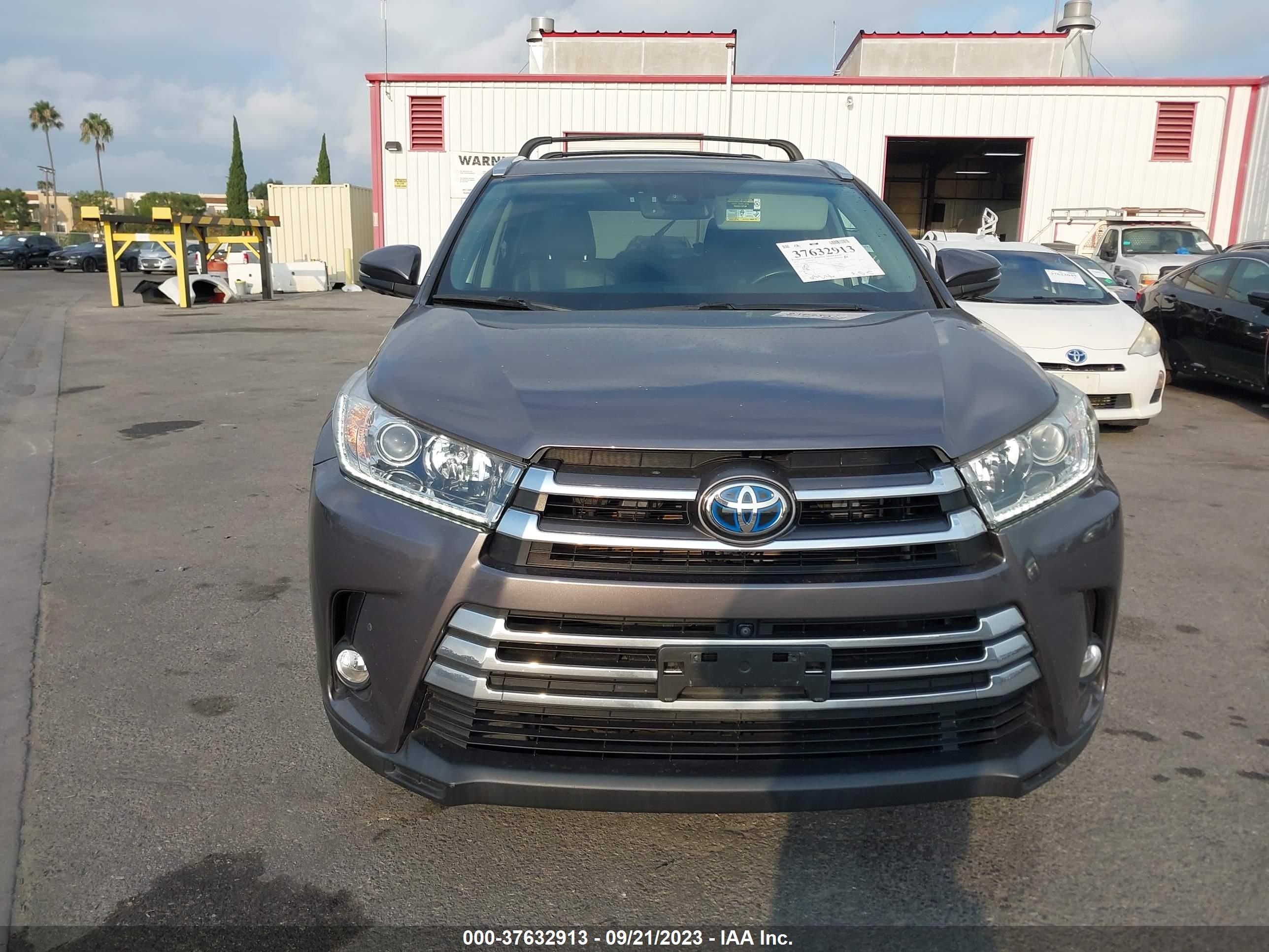 Photo 11 VIN: 5TDDGRFH0JS051446 - TOYOTA HIGHLANDER 