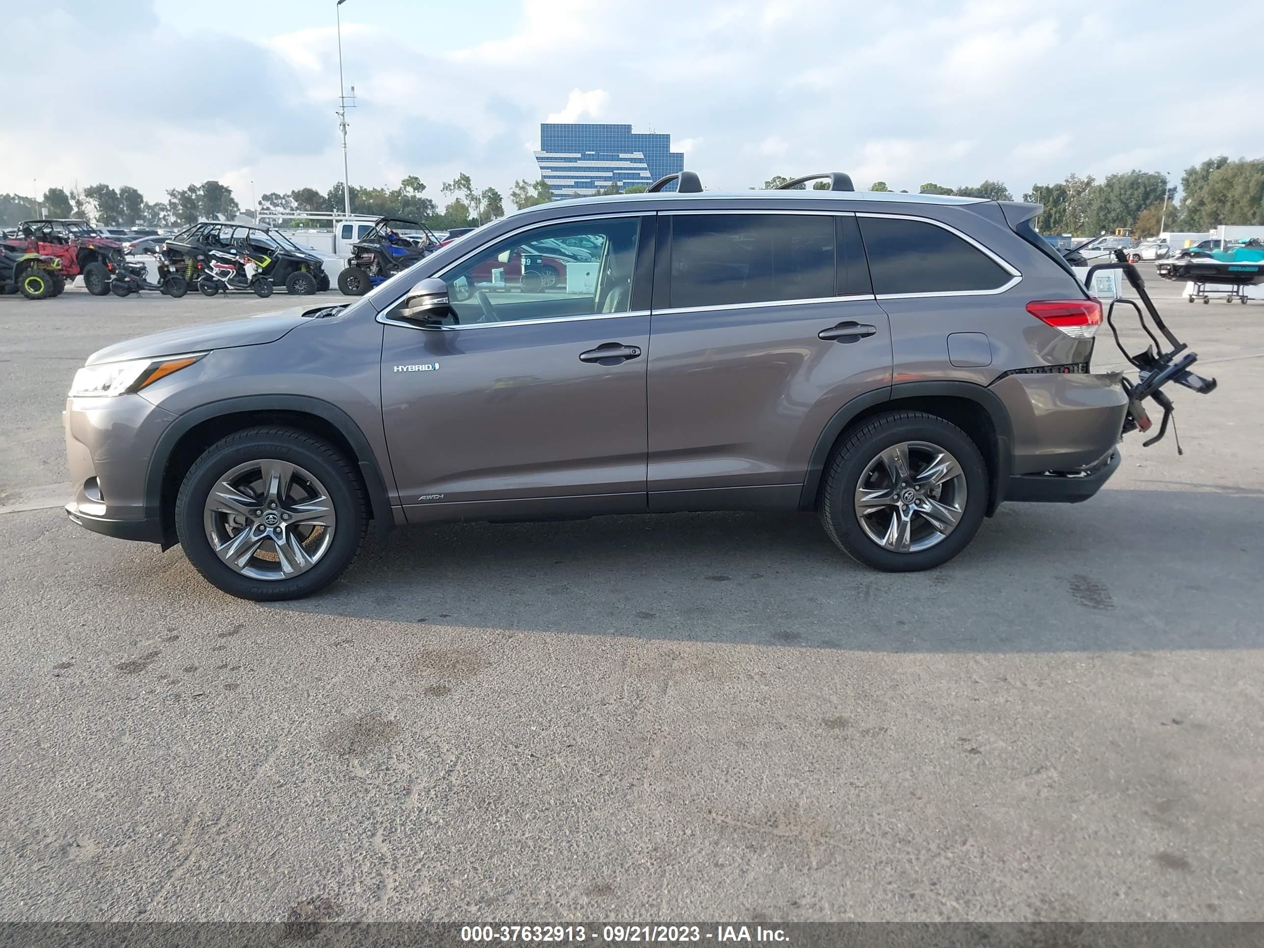 Photo 13 VIN: 5TDDGRFH0JS051446 - TOYOTA HIGHLANDER 