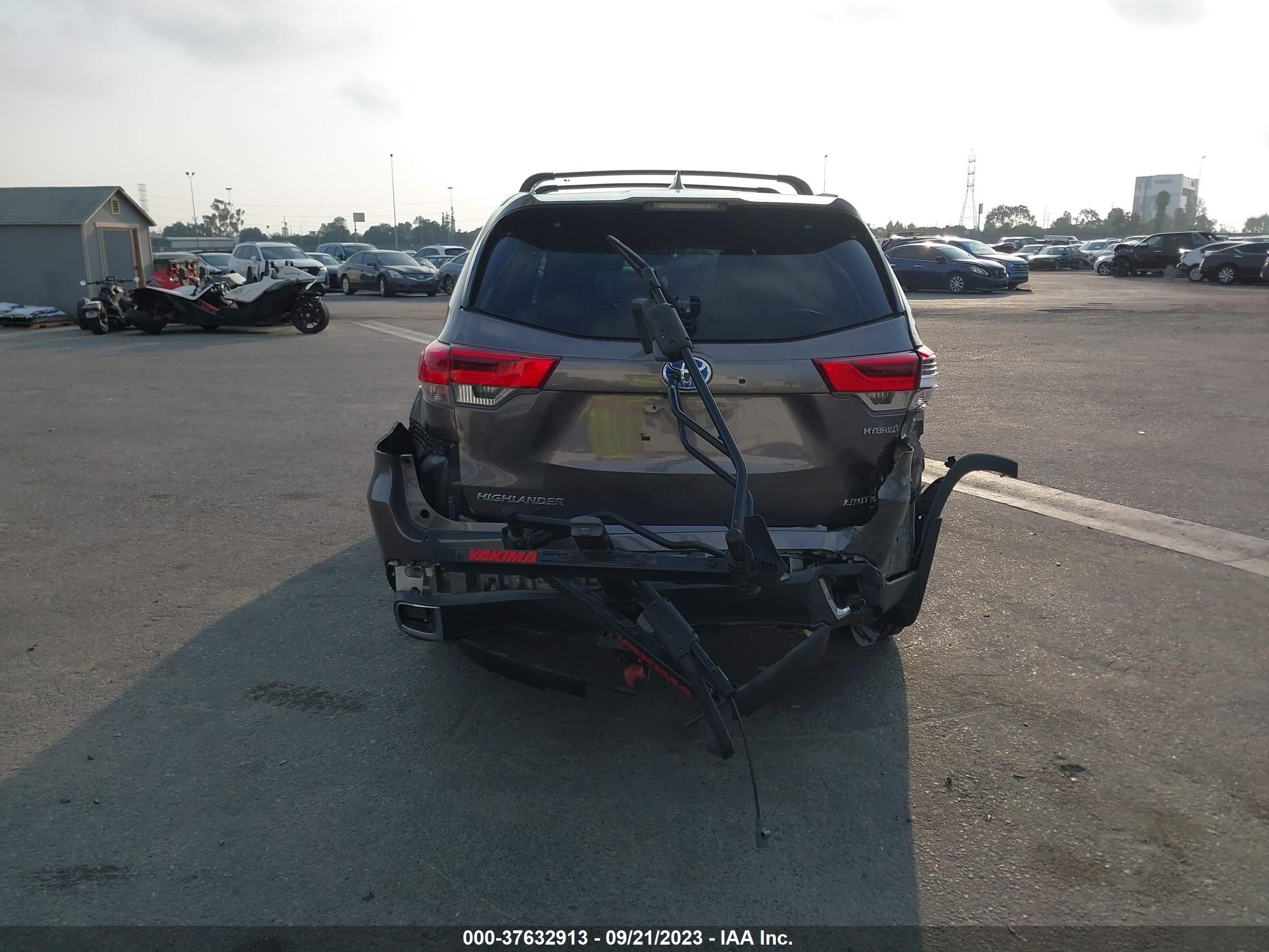 Photo 15 VIN: 5TDDGRFH0JS051446 - TOYOTA HIGHLANDER 