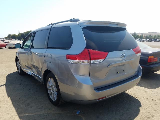 Photo 2 VIN: 5TDDK3DC0DS067704 - TOYOTA SIENNA XLE 