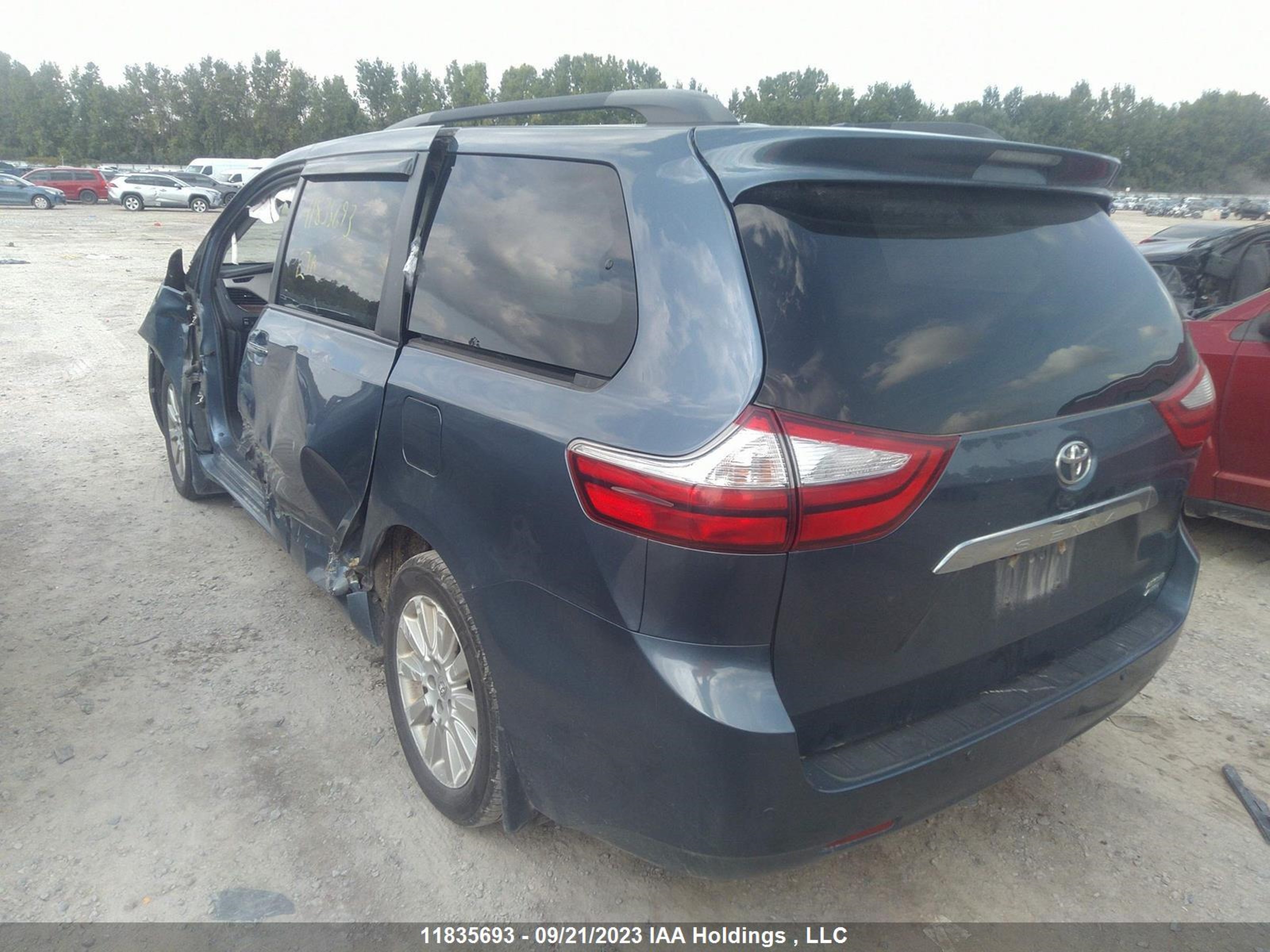 Photo 2 VIN: 5TDDK3DC0GS140140 - TOYOTA SIENNA 