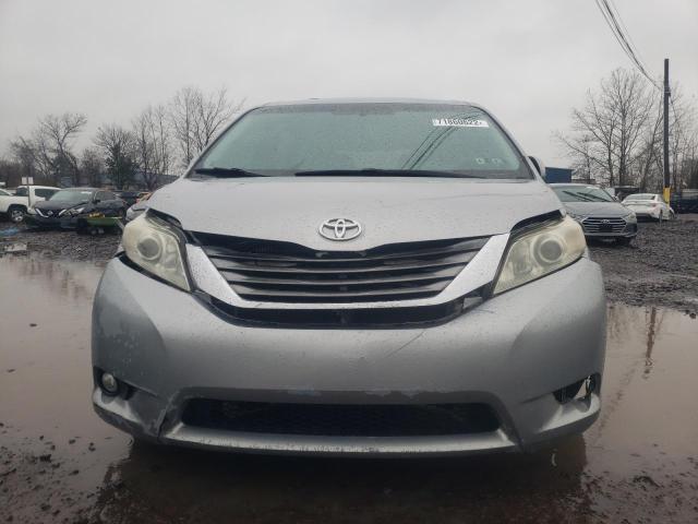 Photo 4 VIN: 5TDDK3DC1CS031129 - TOYOTA SIENNA XLE 