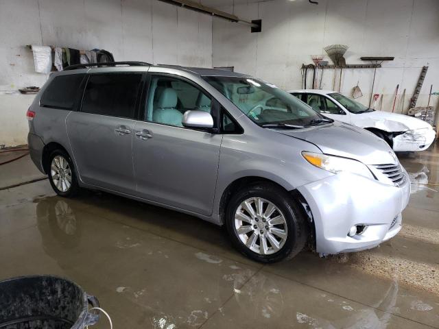 Photo 3 VIN: 5TDDK3DC1CS045273 - TOYOTA SIENNA XLE 