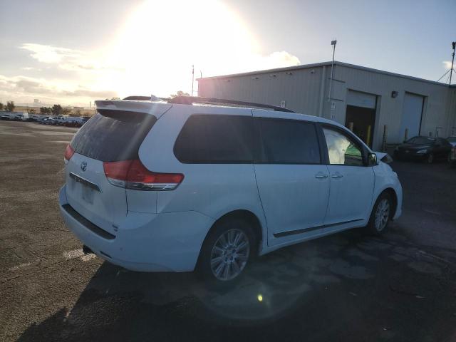 Photo 3 VIN: 5TDDK3DC1DS069834 - TOYOTA SIENNA XLE 