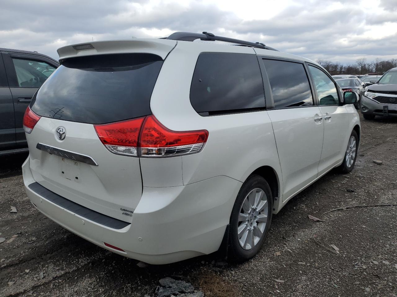 Photo 2 VIN: 5TDDK3DC4DS070007 - TOYOTA SIENNA 