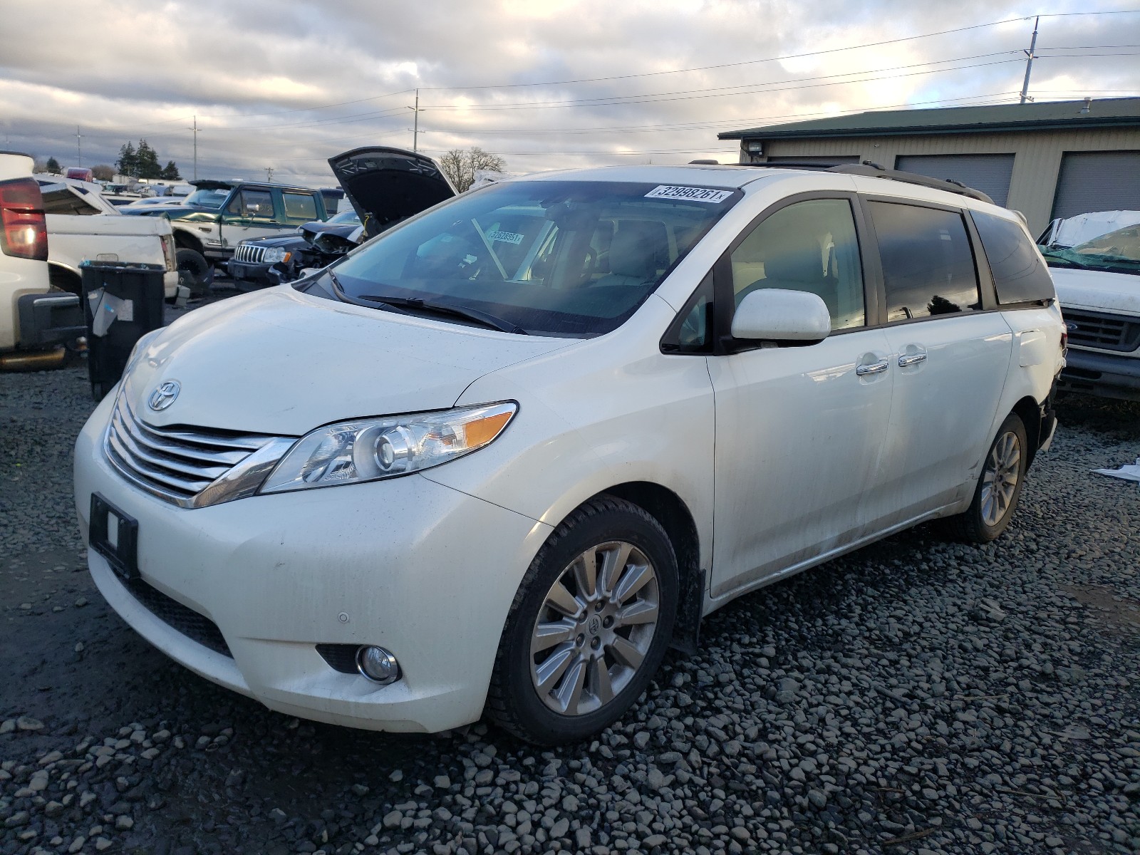 Photo 1 VIN: 5TDDK3DC5BS004000 - TOYOTA SIENNA XLE 