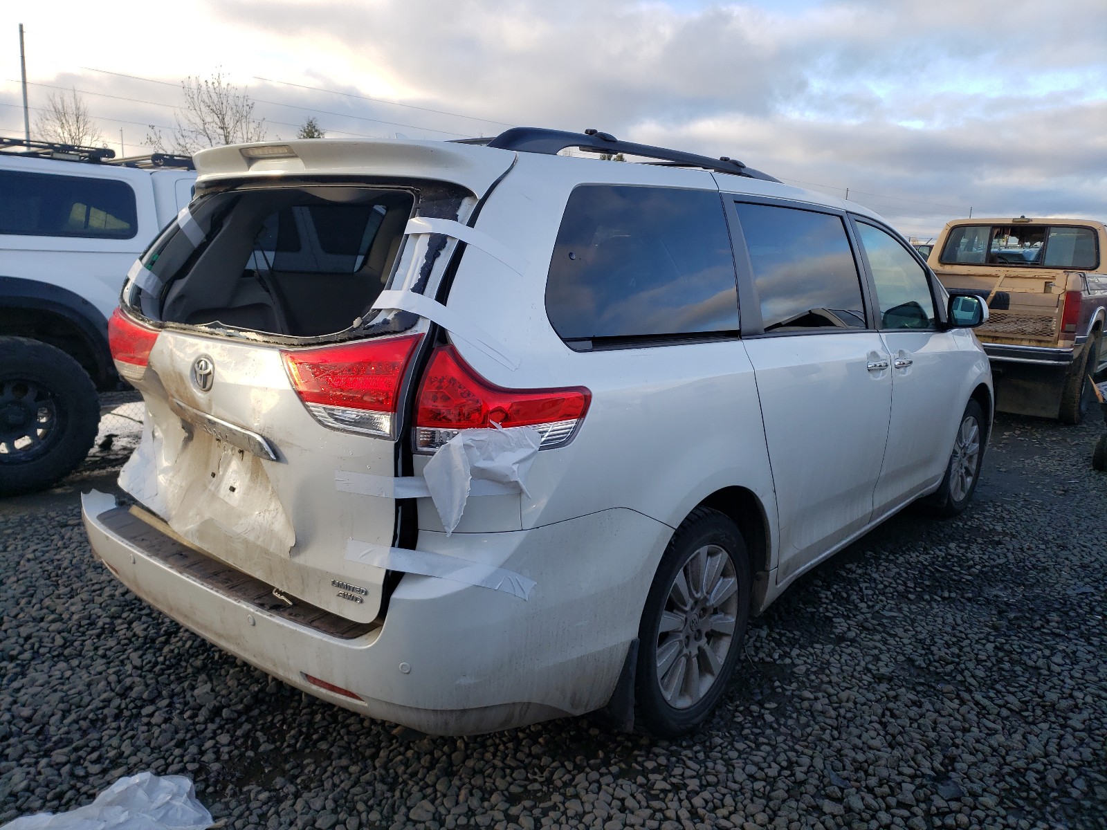 Photo 3 VIN: 5TDDK3DC5BS004000 - TOYOTA SIENNA XLE 