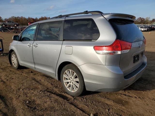 Photo 2 VIN: 5TDDK3DC5CS032123 - TOYOTA SIENNA XLE 