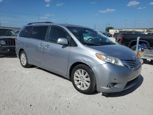 Photo 3 VIN: 5TDDK3DC5CS033157 - TOYOTA SIENNA XLE 