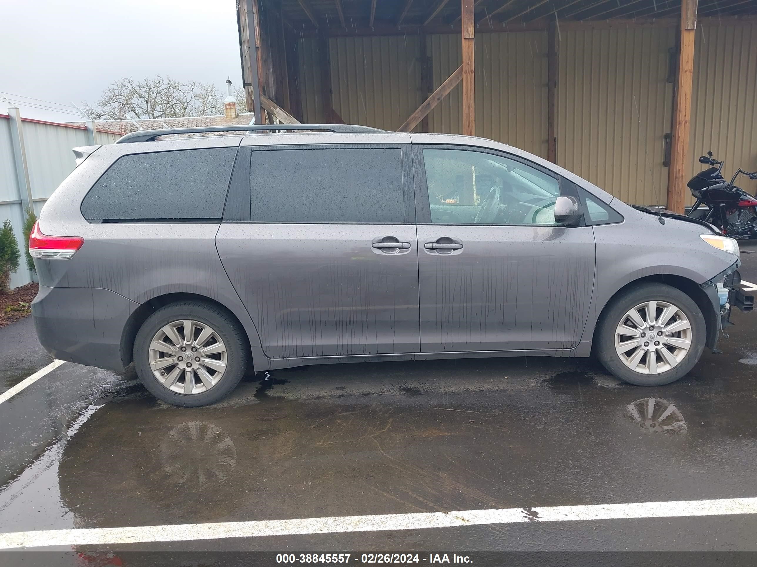 Photo 13 VIN: 5TDDK3DC5DS068573 - TOYOTA SIENNA 