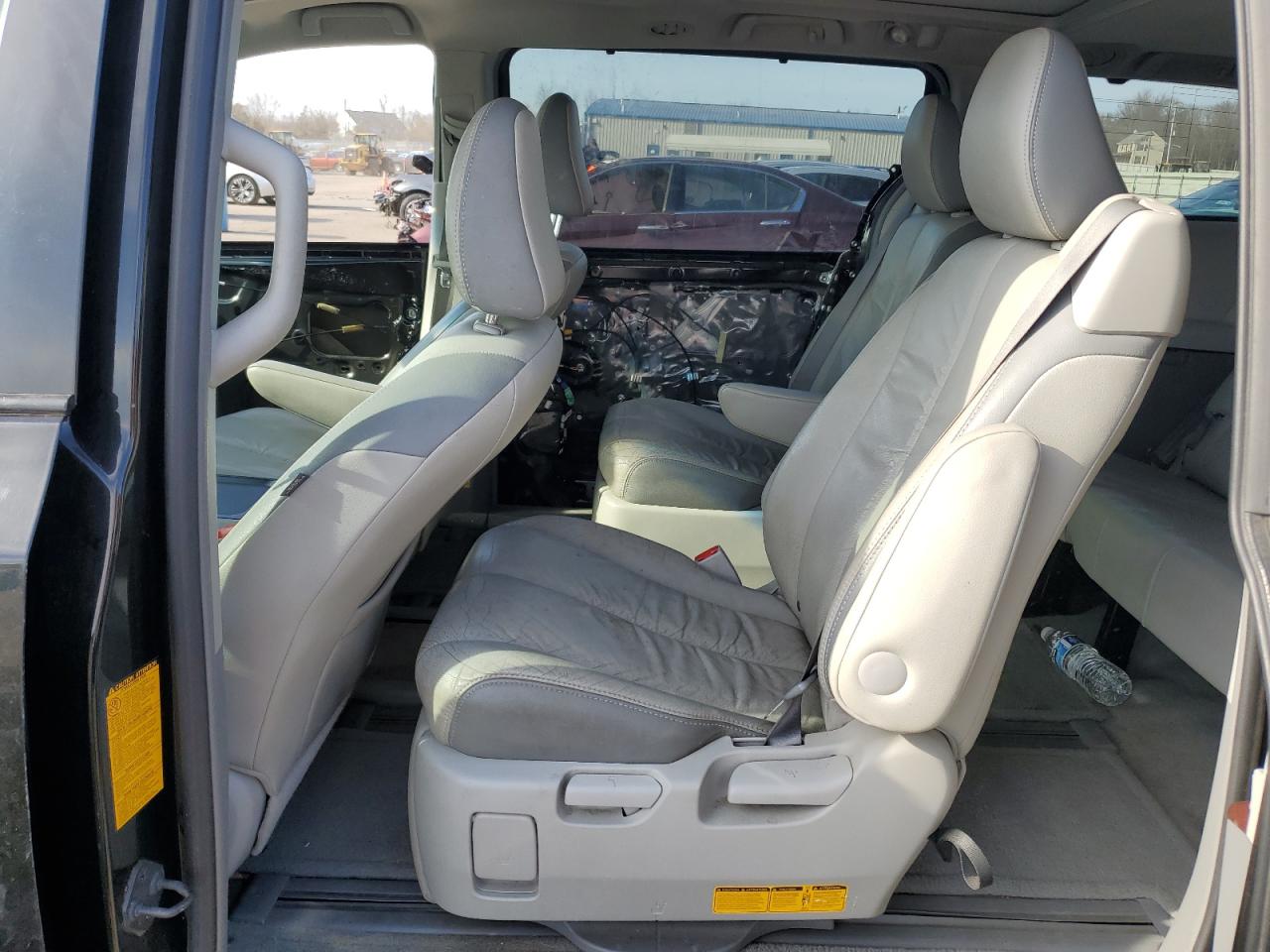 Photo 10 VIN: 5TDDK3DC6BS028600 - TOYOTA SIENNA 