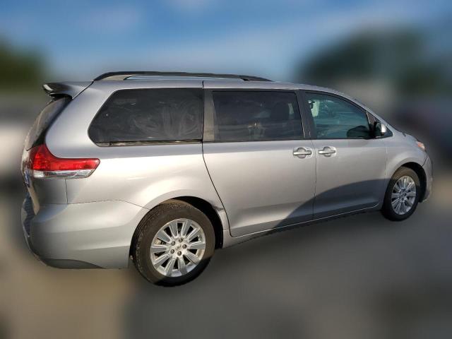 Photo 2 VIN: 5TDDK3DC6CS048640 - TOYOTA SIENNA XLE 