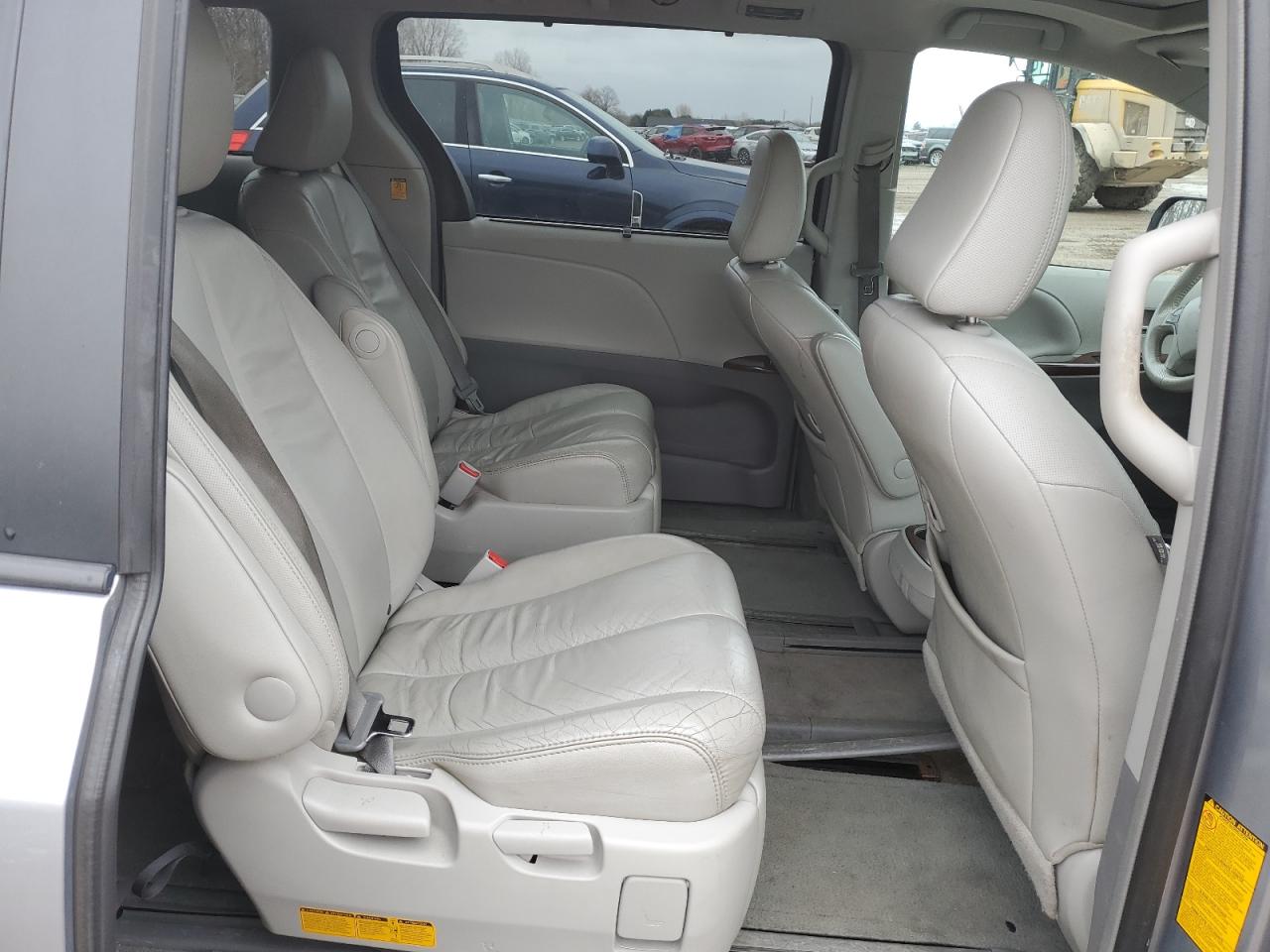 Photo 9 VIN: 5TDDK3DC6DS051653 - TOYOTA SIENNA 