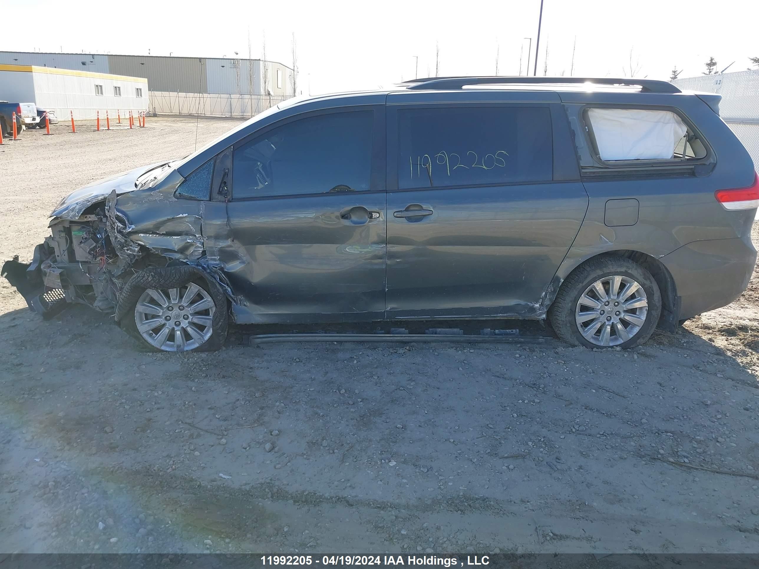 Photo 13 VIN: 5TDDK3DC6DS059333 - TOYOTA SIENNA 