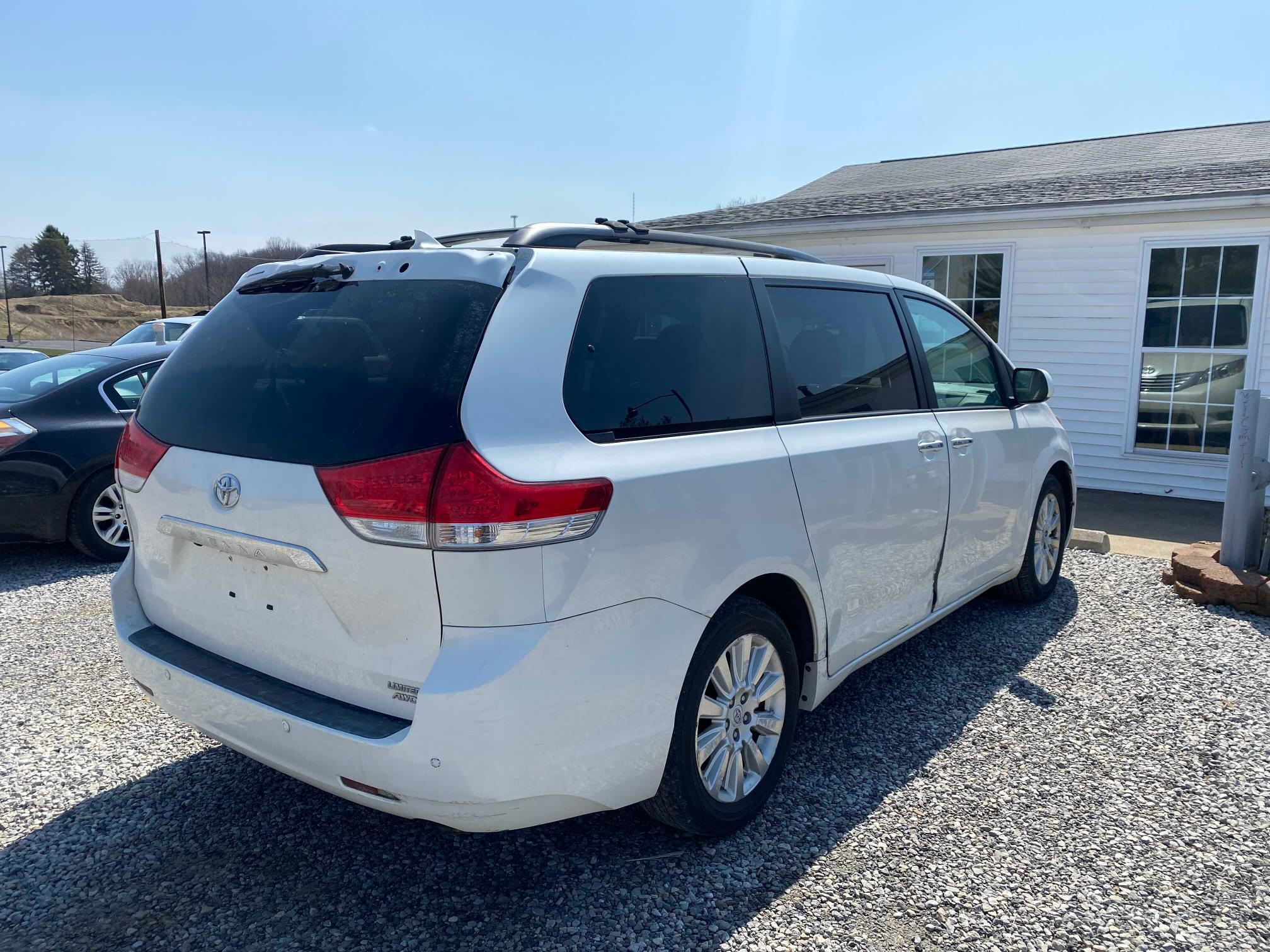 Photo 3 VIN: 5TDDK3DC7BS001342 - TOYOTA SIENNA 