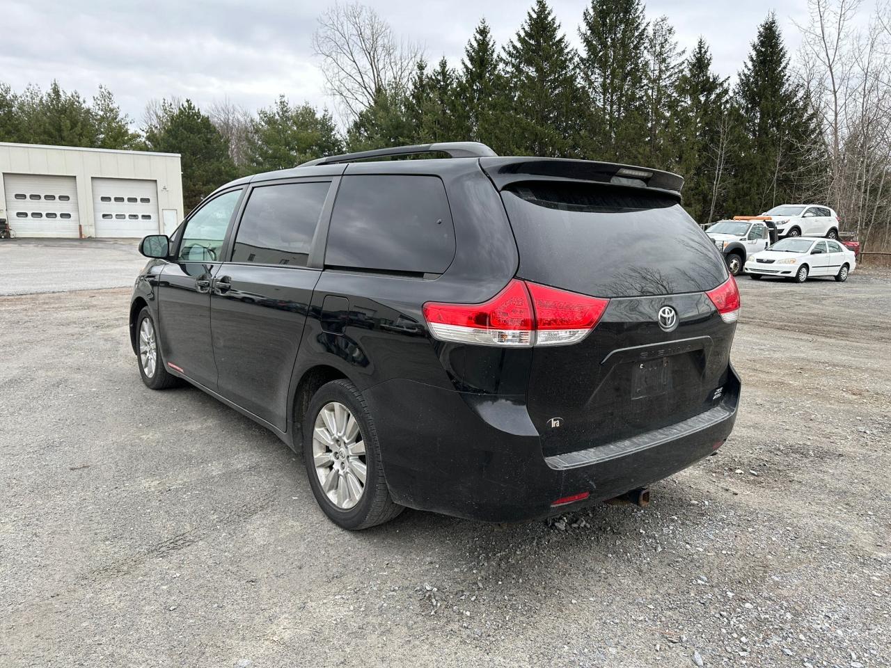 Photo 2 VIN: 5TDDK3DC7BS004399 - TOYOTA SIENNA 