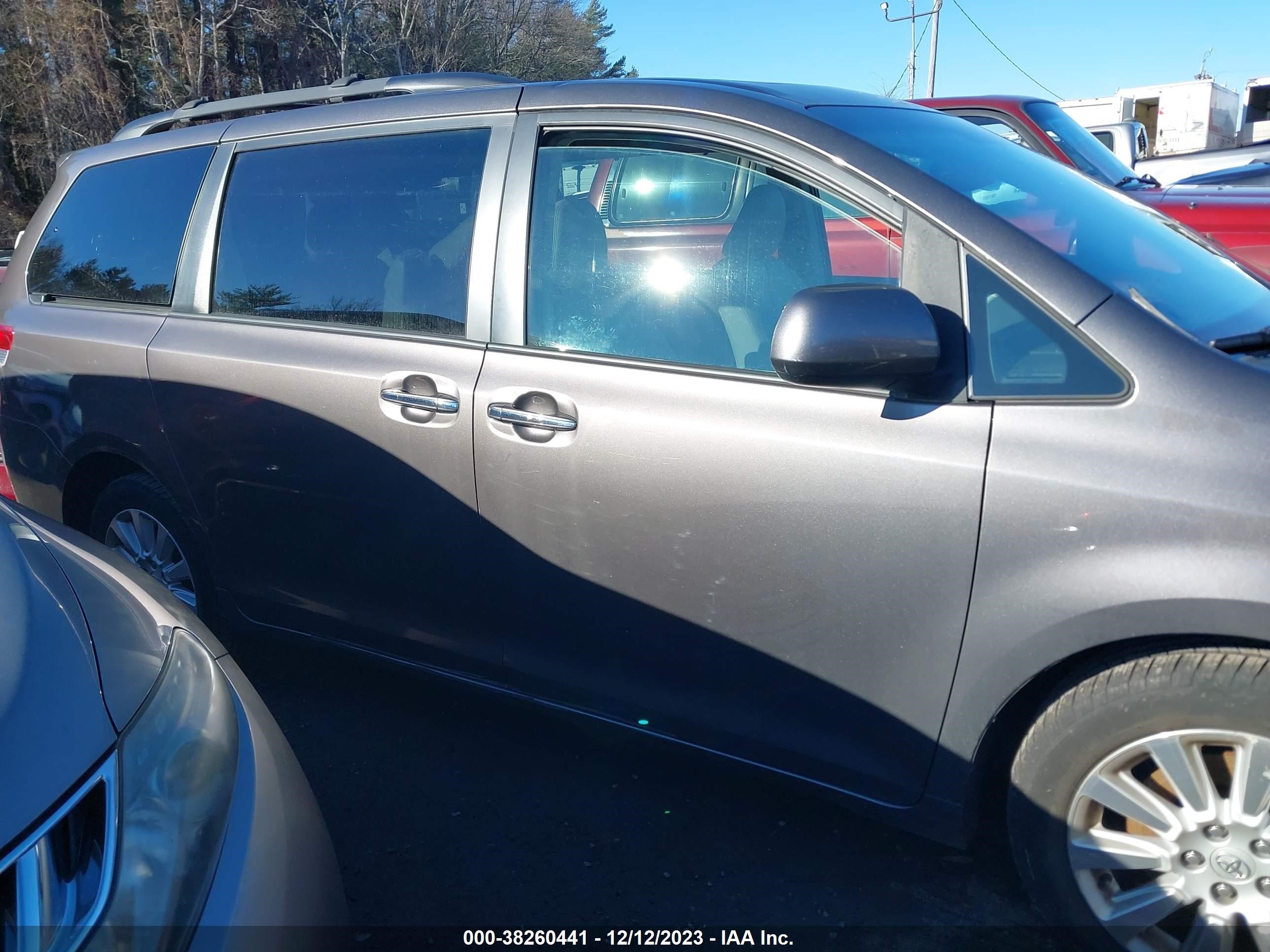 Photo 12 VIN: 5TDDK3DC7BS026824 - TOYOTA SIENNA 