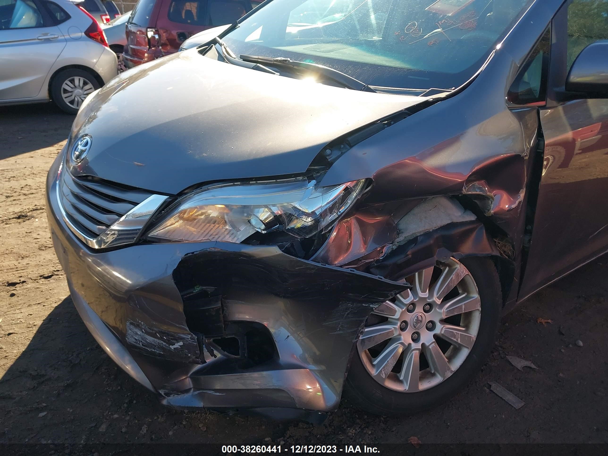 Photo 5 VIN: 5TDDK3DC7BS026824 - TOYOTA SIENNA 