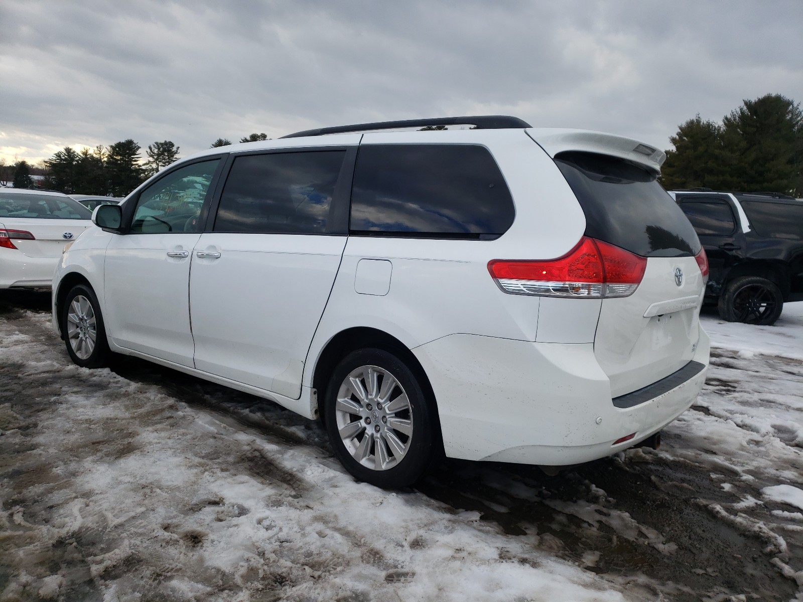 Photo 2 VIN: 5TDDK3DC7CS033242 - TOYOTA SIENNA XLE 