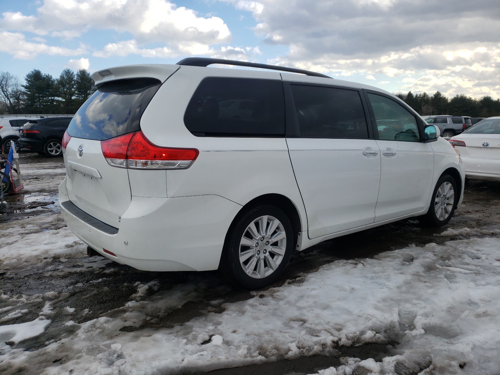 Photo 3 VIN: 5TDDK3DC7CS033242 - TOYOTA SIENNA XLE 