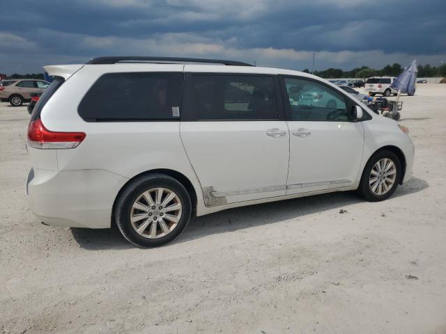 Photo 2 VIN: 5TDDK3DC7CS033659 - TOYOTA SIENNA XLE 