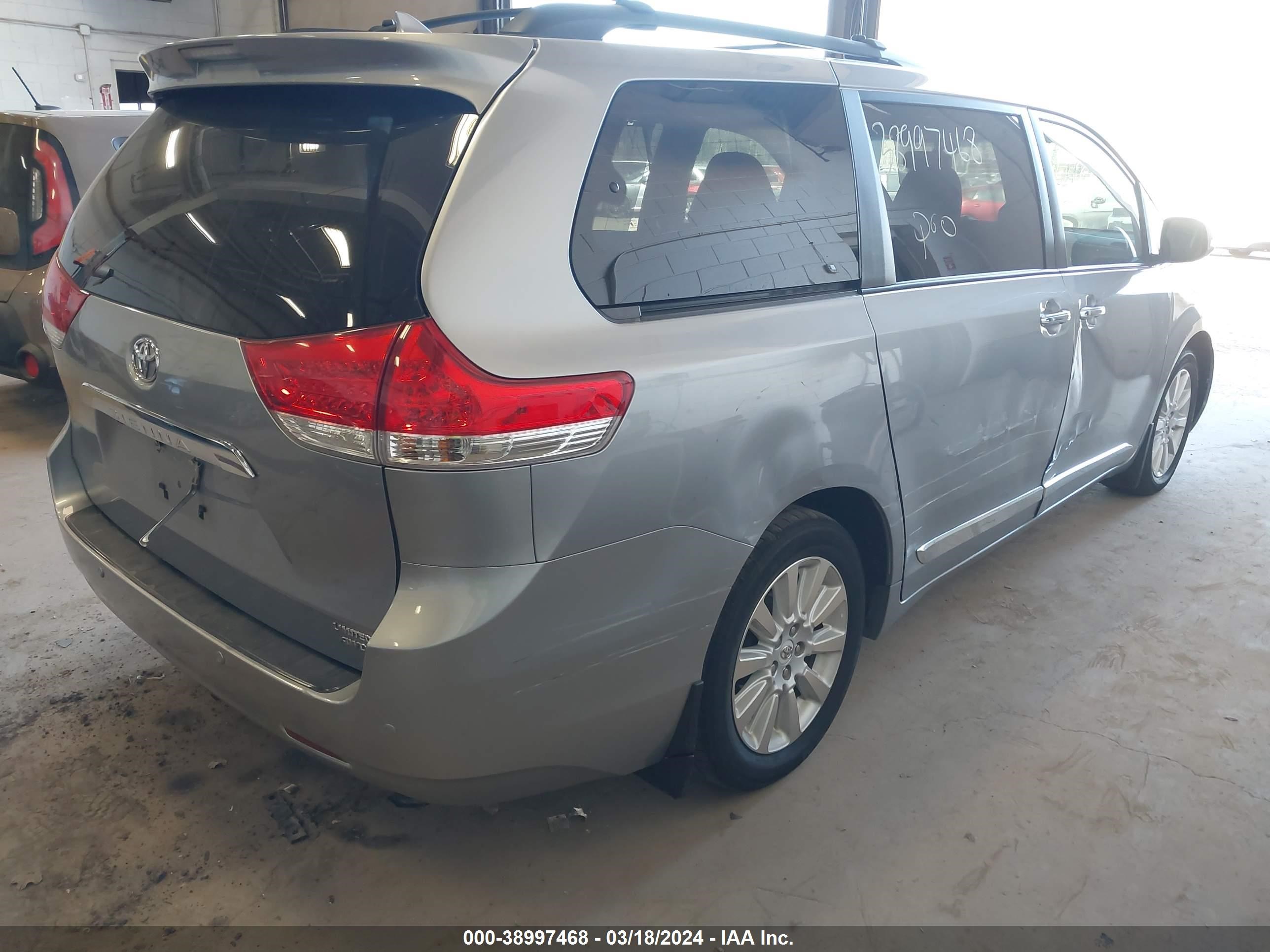 Photo 3 VIN: 5TDDK3DC8DS049435 - TOYOTA SIENNA 