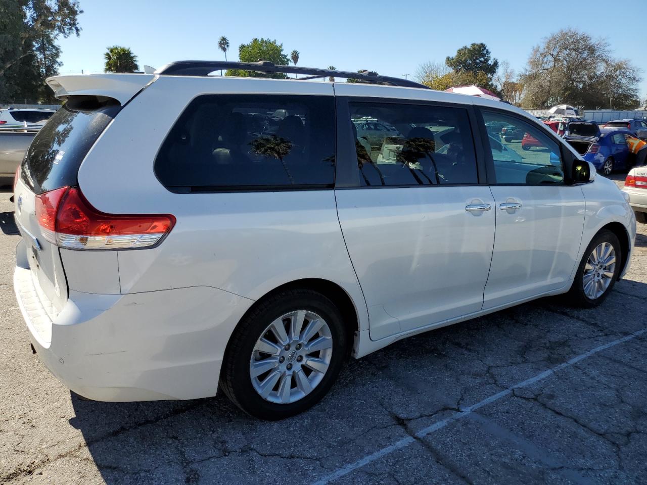 Photo 2 VIN: 5TDDK3DC8DS055994 - TOYOTA SIENNA 