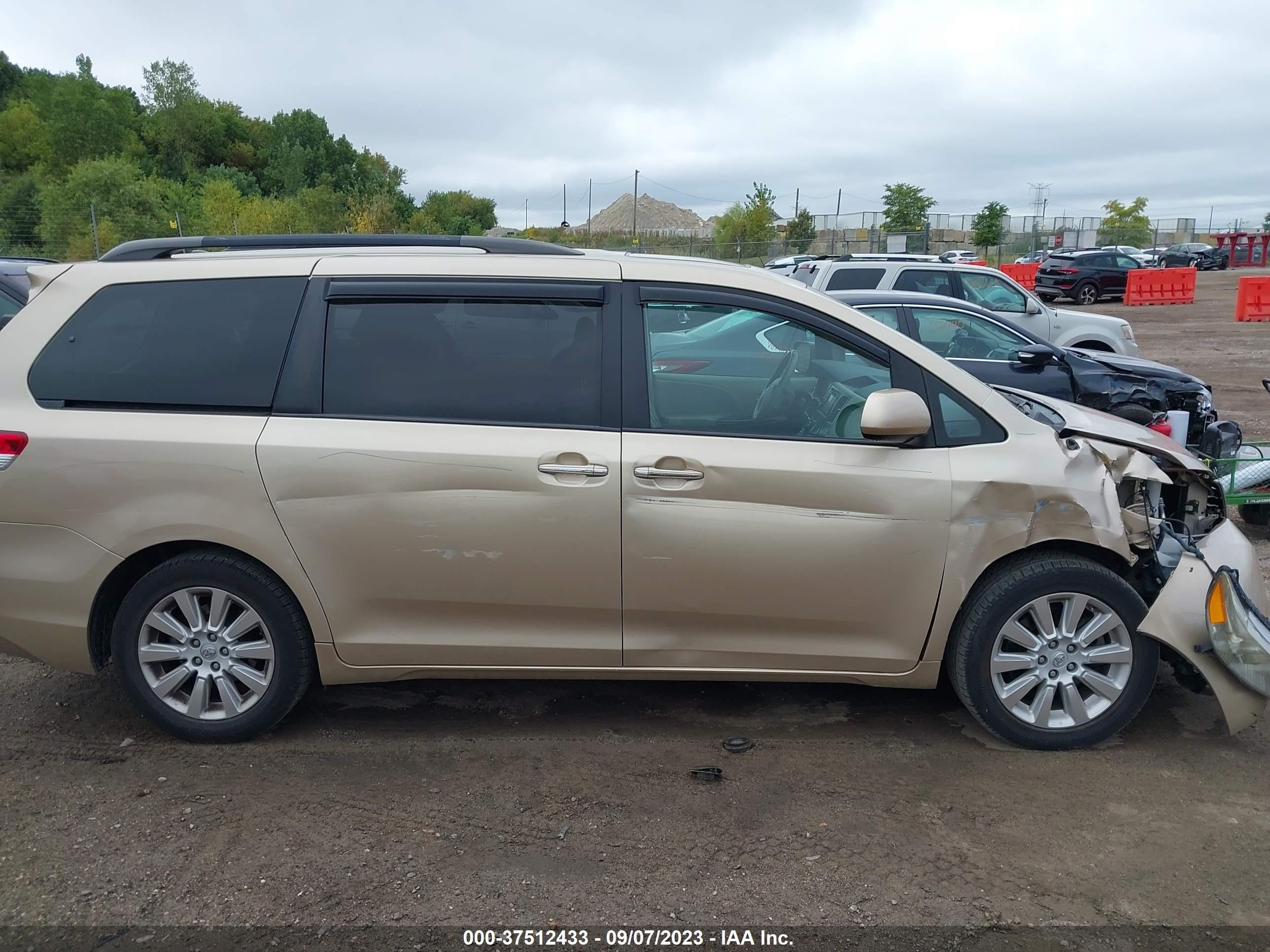 Photo 12 VIN: 5TDDK3DC9DS050920 - TOYOTA SIENNA 