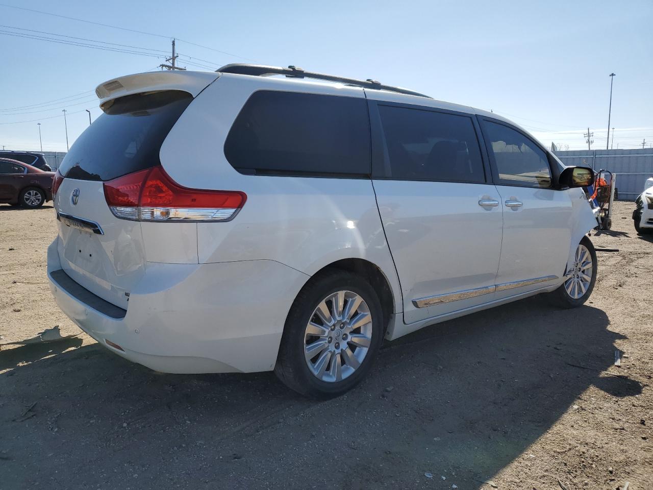 Photo 2 VIN: 5TDDK3DCXBS017681 - TOYOTA SIENNA 