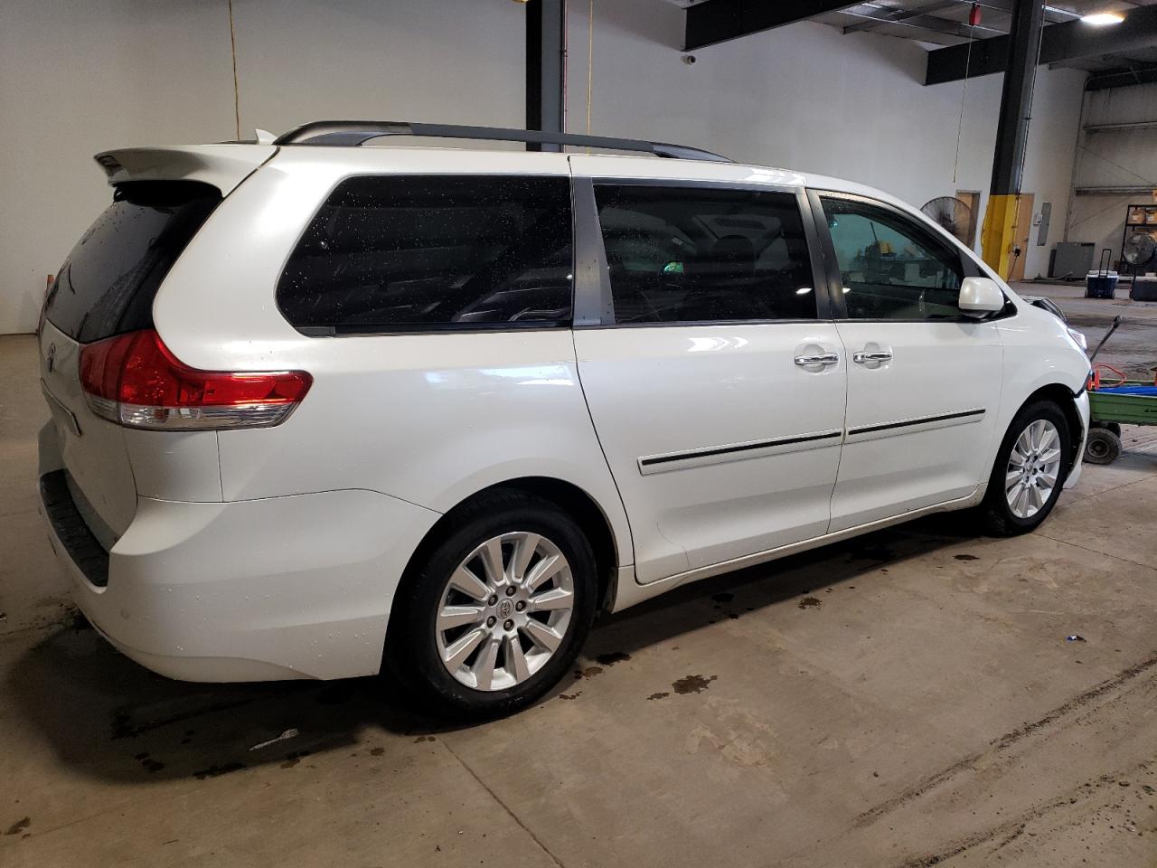 Photo 2 VIN: 5TDDK3DCXCS047247 - TOYOTA SIENNA 