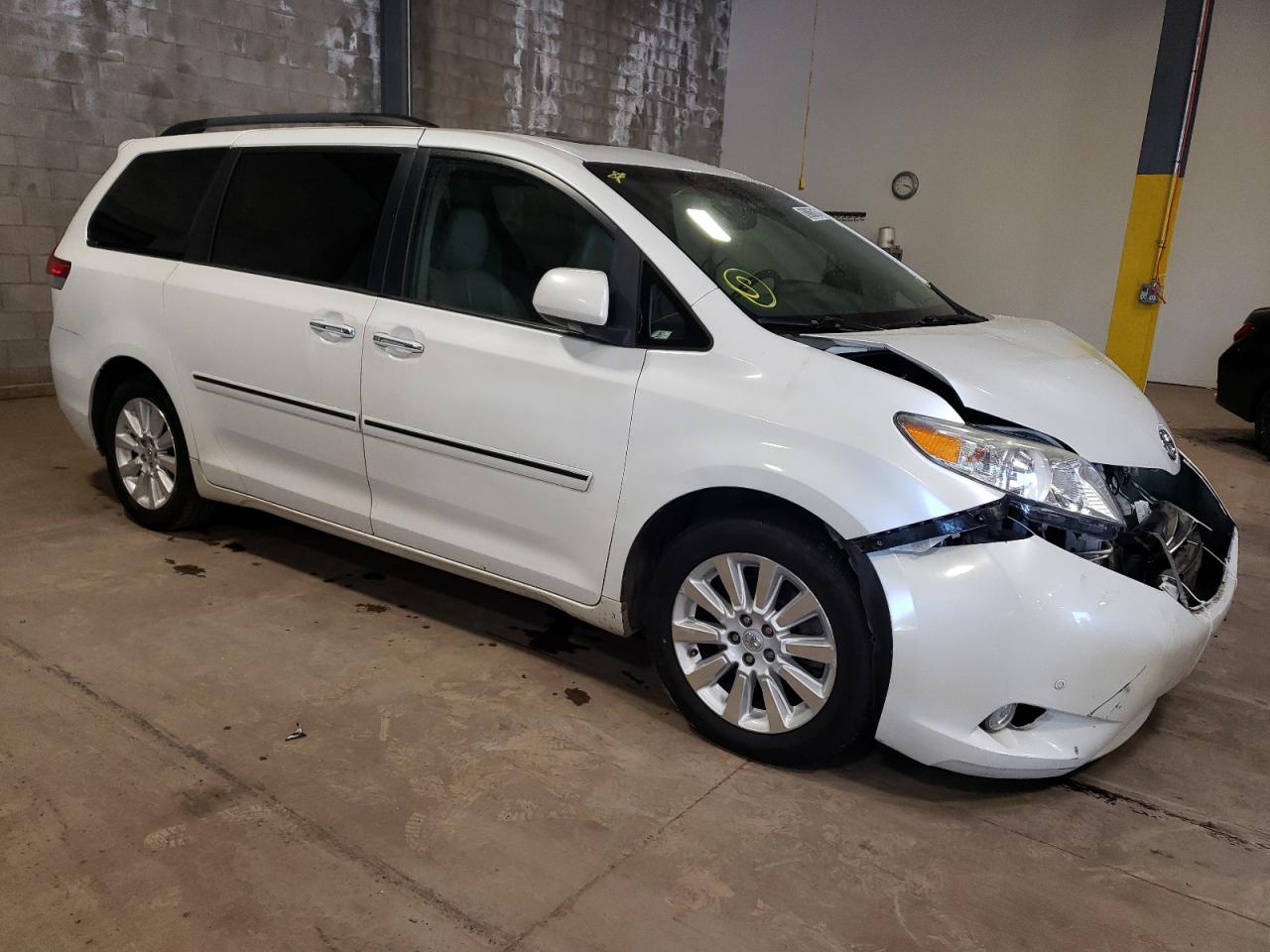 Photo 3 VIN: 5TDDK3DCXCS047247 - TOYOTA SIENNA 