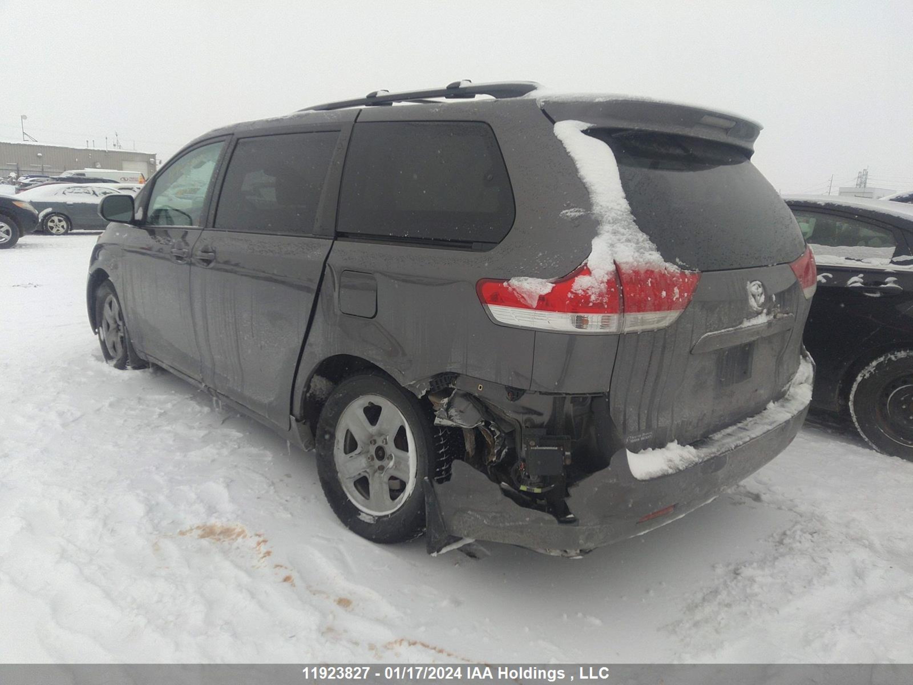 Photo 2 VIN: 5TDDK3DCXDS064986 - TOYOTA SIENNA 